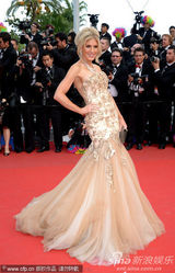 组图：娜奥米-瓦茨戛纳走秀 裸色纱裙妩媚动人