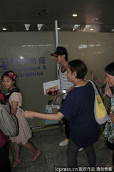 组图：吴尊黑超长袖现身上海 粉丝一路围追堵截