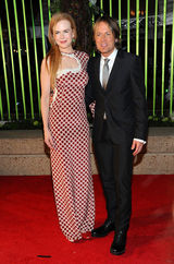 组图：第59届BMI乡村音乐奖 斯威夫特未来感十足