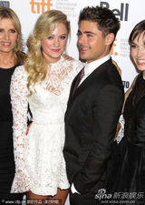 组图：《不顾一切》首映 扎克-埃夫隆西装帅气