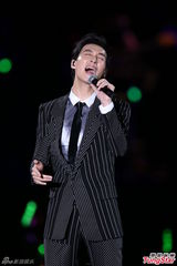 组图：严爵个唱秀舞技 打死不肯脱衣露腹肌