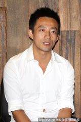 组图：汪小菲火速澄清未欠薪 上衣绷开闹笑话