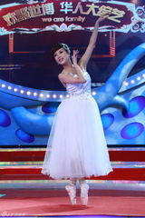 幻灯图：东方卫视建“华人综艺馆” 成龙回忆邓丽君