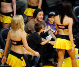 组图：贝克汉姆偷瞄辣妹 三公子抬头张嘴显默契