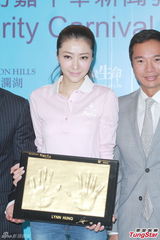 组图：熊黛林走出情伤甜笑 与追求者互相了解