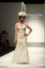 组图：李玟再穿婚纱走秀获献吻 王后造型压轴出场