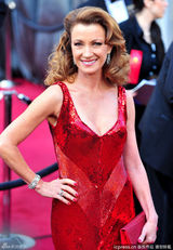 高清组图：奥斯卡红毯简-西摩红色闪片裙光彩照人