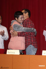 组图：Selina灼伤后首度亮相 短发造型当场落泪