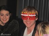 组图：罗恩鲁伯特23岁生日派对曝光 戴蜡烛眼镜