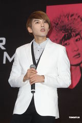 组图：SJ-M台北签唱会 兄弟情深互喂台湾小吃