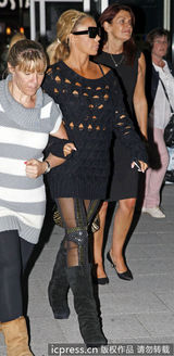 组图：乔丹镂空衫透双球 波霸超出街嘟嘴扮萌