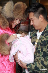 组图：陈浩民接太太出院春风得意 爱女包裹粉嫩可人