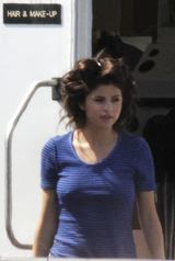 组图：比伯女友赛琳娜片场凸点 造型似大妈