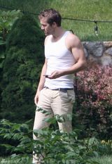 组图：雷诺兹聚会裸上身热吻布莱克-莱弗利