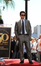 幻灯图集：马克-沃尔伯格星光大道留名 全家人助阵