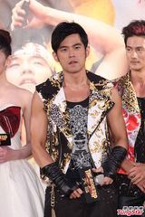 组图：周杰伦新电影首映 谈金曲奖装可爱哭喊