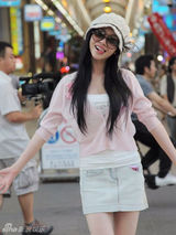 组图：巩新亮晒北海道街拍照 清新可人很俏皮