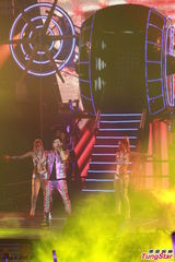 组图：周杰伦开个唱大秀人鱼线 张智霖同台助阵