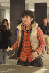 高清图：郑伊健拍摄纪念特辑 和好友古巨基玩乒乓