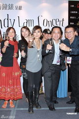 组图：林忆莲红馆个唱落幕 感谢歌迷一路陪伴