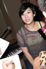 组图：郑欣宜穿透视装现身 提亡母眼泛泪光