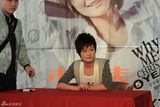 高清图：李宇春获中国邮政青睐 签售明信片遭围堵