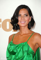 组图：艾美奖红毯 奥利维亚-穆恩翠绿色长裙抢镜