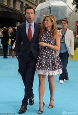 组图:安妮斯顿碎花裙清新亮相《冒牌家庭》首映