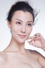组图：江易珈杂志大片曝光 素净裸妆显亲和