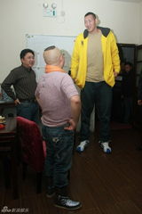 组图：增爱基金答谢相声晚会 汪小菲捧场郭德纲