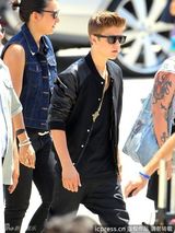 组图：贾斯汀-比伯为新曲拍MV 与女主角调情频笑场