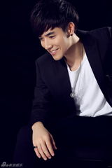 组图：邓宁拍摄写真大片 新造型帅气阳光