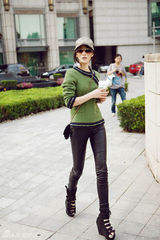 组图：陈燃绿色系秋末街拍 追踪最后一丝温暖