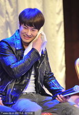 组图：Junjin见面会秀劲歌热舞 与粉丝上演经典拥抱