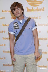 组图：何思谚荣升母亲谋复出 伍允龙避谈钟嘉欣