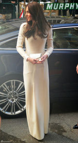 高清图：英国王妃凯特白色高开衩长裙端庄迷人