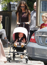 组图：维多利亚携子女出行小七可爱