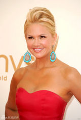 组图：艾美奖红毯 希-奥黛尔裹胸红裙明艳如火 