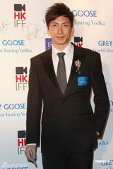 组图：谢婷婷一袭红裙出席酒会艳压全场