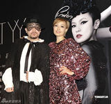 组图：容祖儿身穿亮片短裙亮相脚踩七色高跟鞋