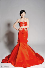 高清图：刘冬新娘装登封面 俏皮表情秀甜美性感