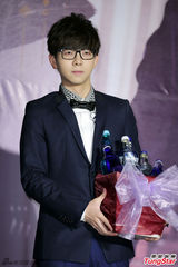 组图：胡夏帅气亮相记者会 现场大跳探戈