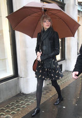 高清组图：泰勒-斯威夫特伦敦街拍皮衣搭配短裙