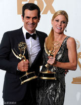 组图：艾美奖后台 喜剧类最佳男女配角亮相