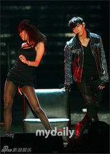 幻灯图：组合2PM举行首场演唱会 2AM作为嘉宾助兴