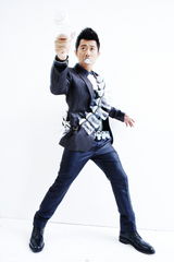 高清图：夏雨007奶爸造型写真 特别装备大玩颠覆