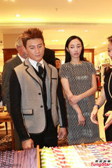 组图：吴奇隆白百何站台捞金 着装默契似情侣