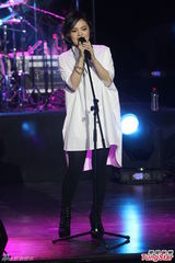 组图：刘思涵白衬衫酷帅开唱 回娘家谢粉丝