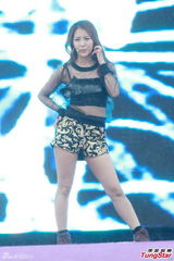 组图：香港巨蛋音乐节f(x)领衔冒台风献歌舞