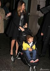 组图：米兰达上街似走时装秀 秀发飘逸蓝裙美艳